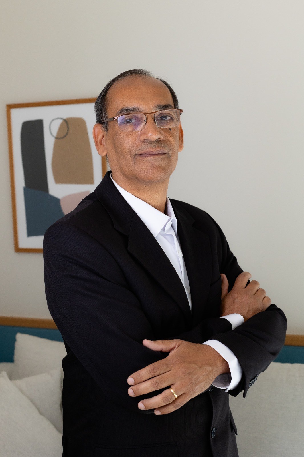 Dr. Edgard Gonçalves no ambiente de atendimento